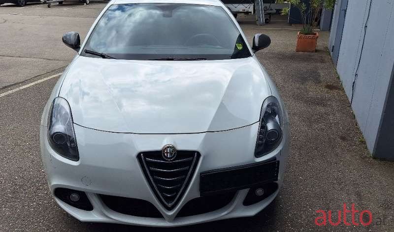 2011' Alfa Romeo Giulietta photo #5