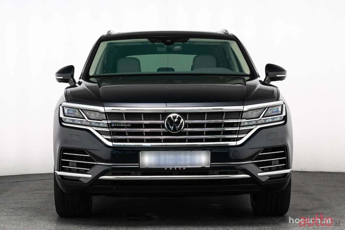 2022' Volkswagen Touareg photo #2