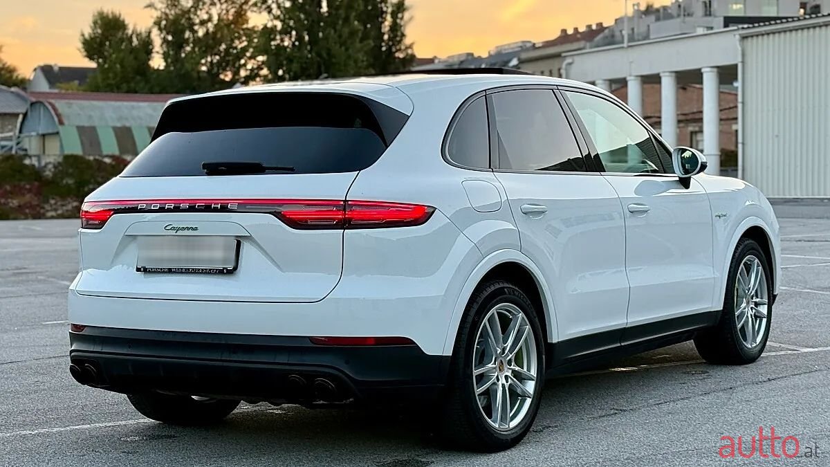 2020' Porsche Cayenne photo #5