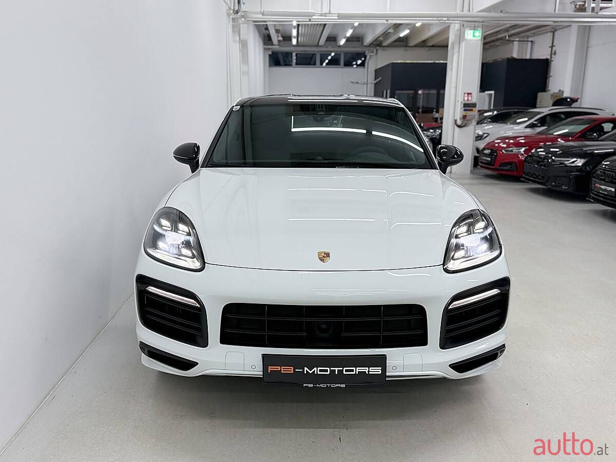 2020' Porsche Cayenne photo #4