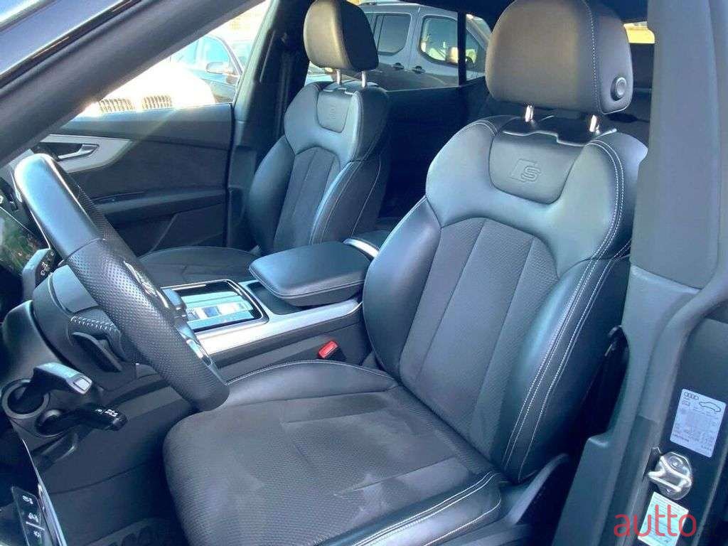 2019' Audi Q8 photo #5