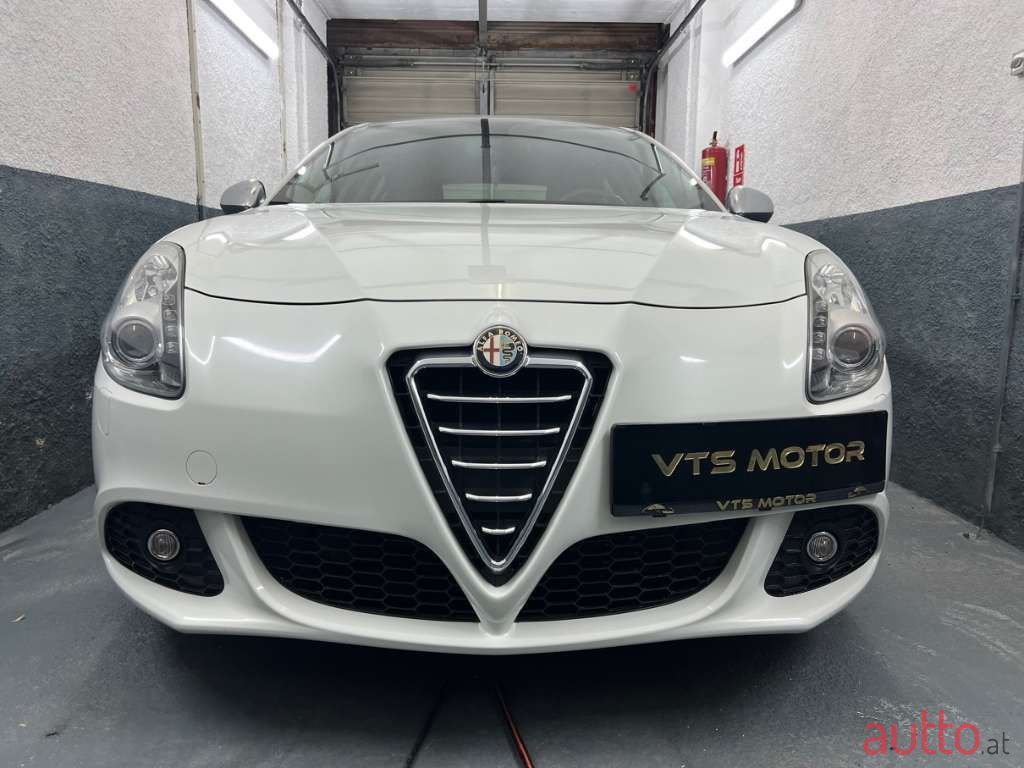 2012' Alfa Romeo Giulietta photo #1