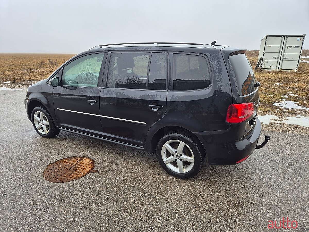 2013' Volkswagen Touran photo #2