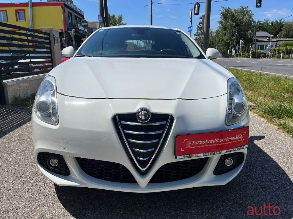 2011' Alfa Romeo Giulietta photo #5