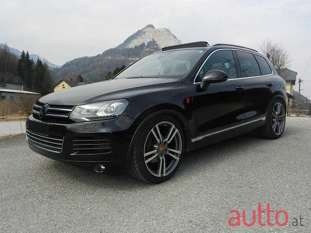 2011' Volkswagen Touareg photo #1