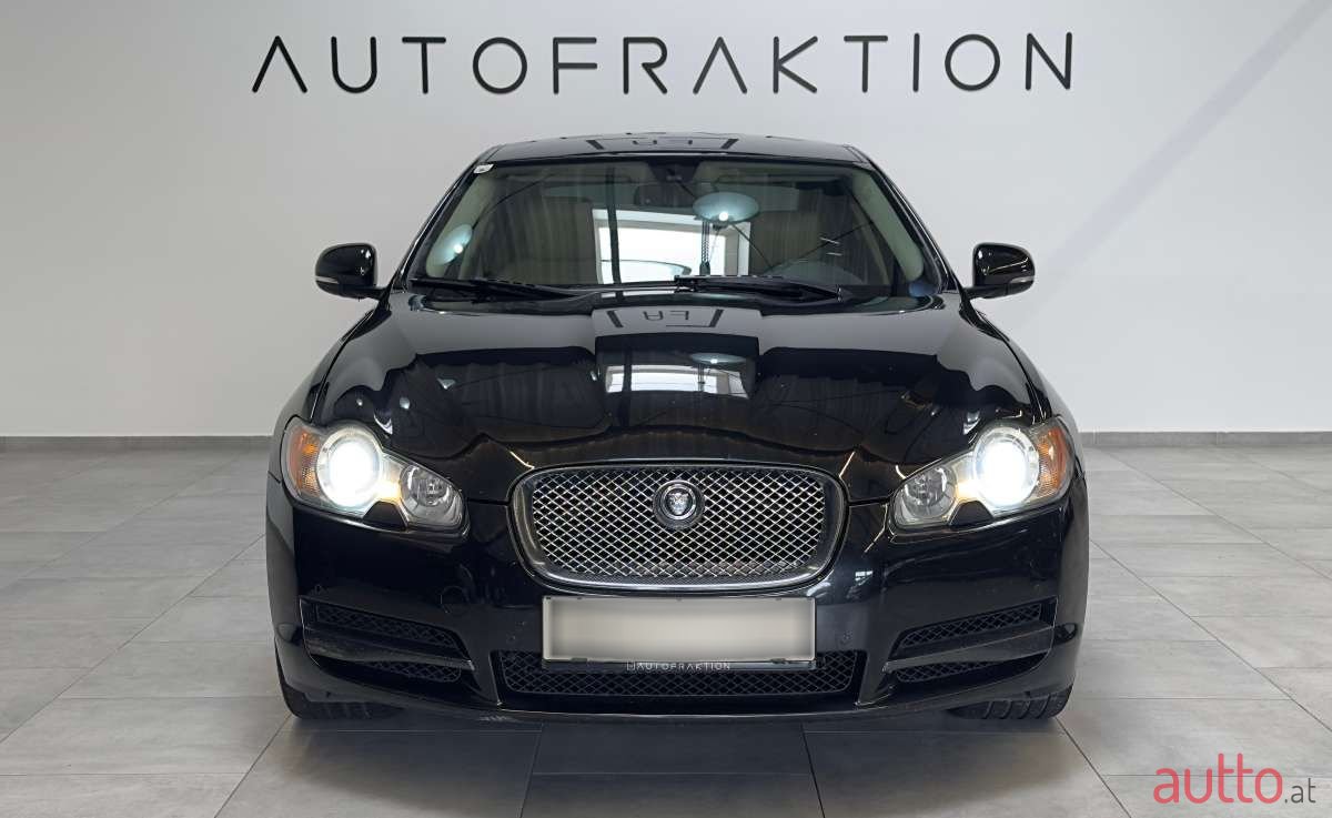 2011' Jaguar XF photo #2