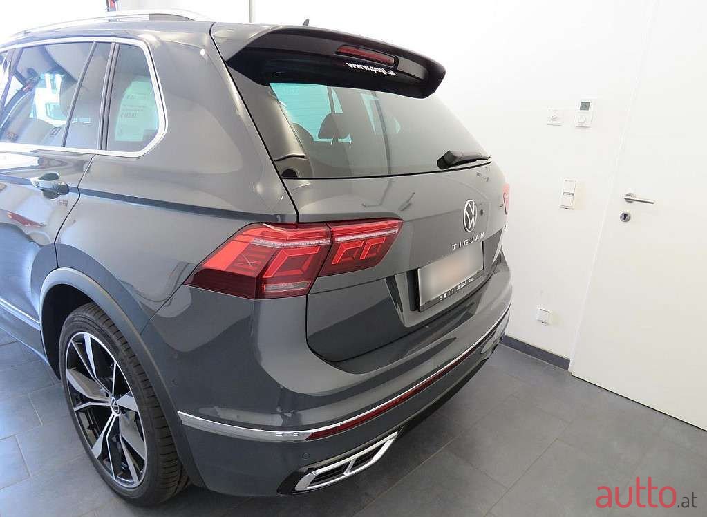 2023' Volkswagen Tiguan photo #3