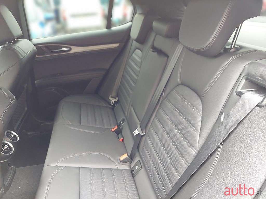 2024' Alfa Romeo Stelvio photo #4