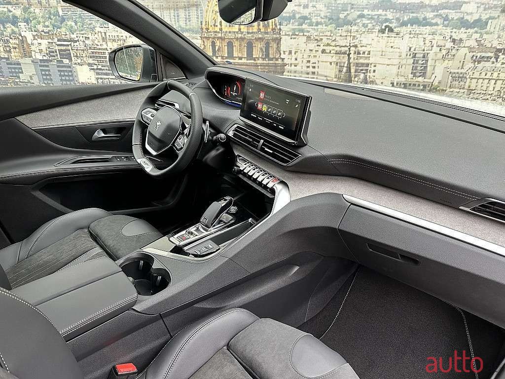 2022' Peugeot 5008 photo #4