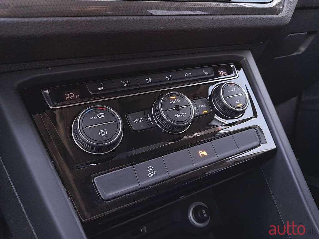 2019' Volkswagen Touran photo #4