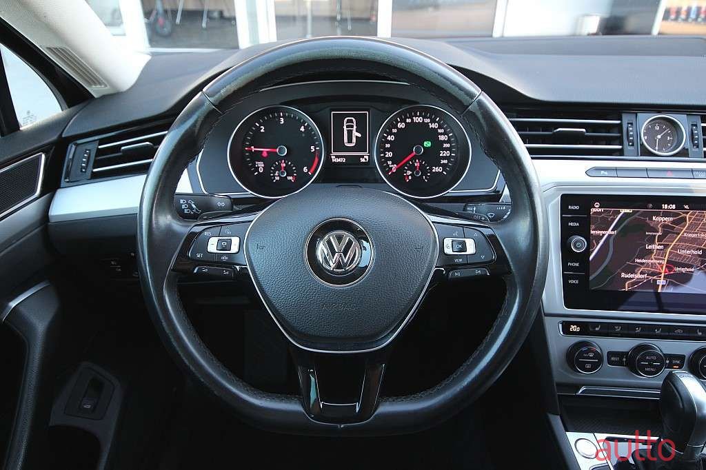 2018' Volkswagen Passat photo #2