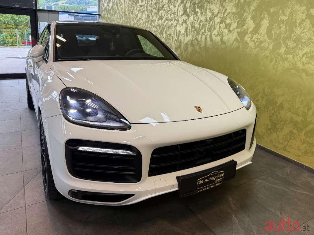 2020' Porsche Cayenne photo #3