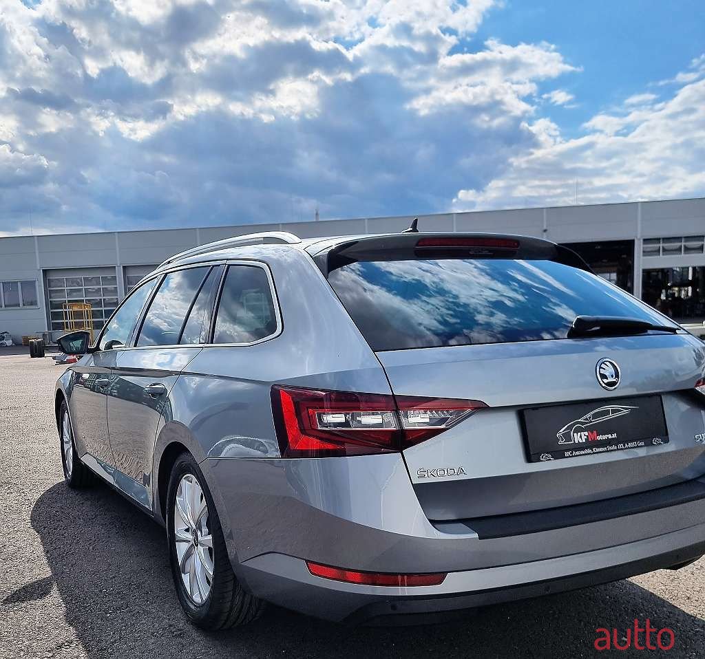 2018' Skoda Superb photo #5