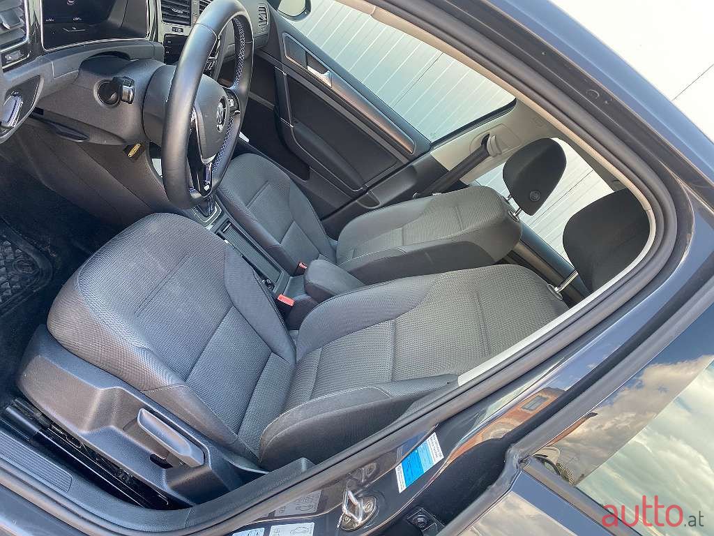 2017' Volkswagen Golf photo #6