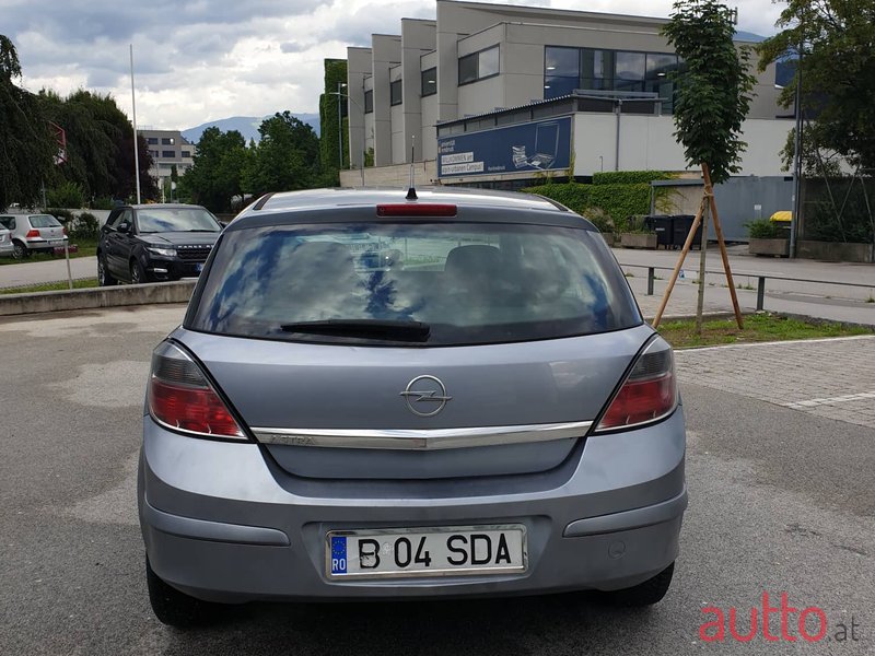 2011' Opel Astra H photo #3