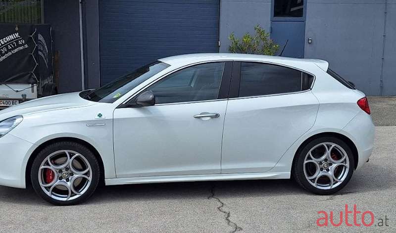 2011' Alfa Romeo Giulietta photo #4