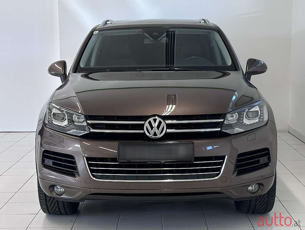 2012' Volkswagen Touareg photo #2