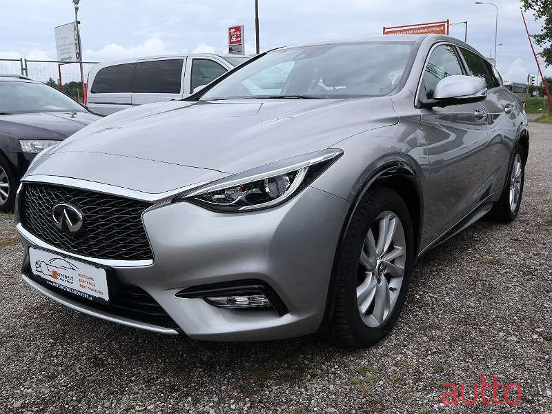 2016' Infiniti Q30 photo #1