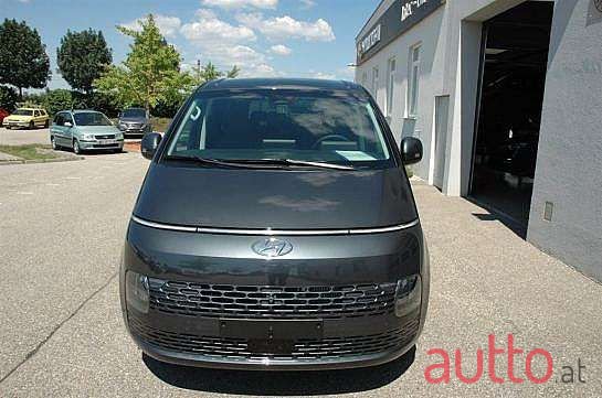 2022' Hyundai Staria photo #2