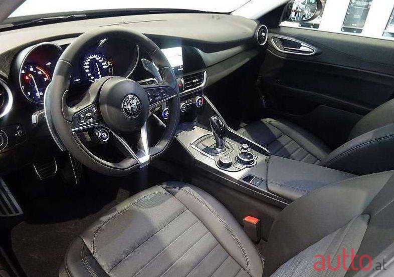 2019' Alfa Romeo Giulia photo #2