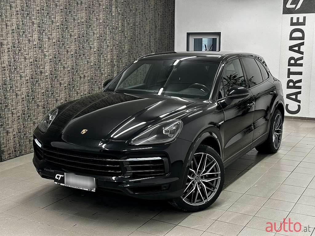 2020' Porsche Cayenne photo #2