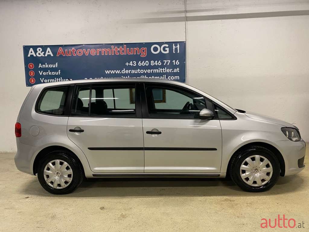 2011' Volkswagen Touran photo #3