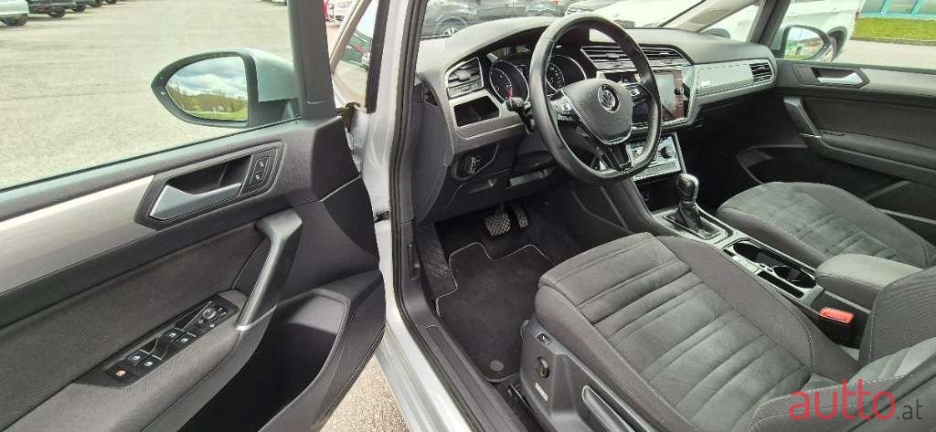 2018' Volkswagen Touran photo #5