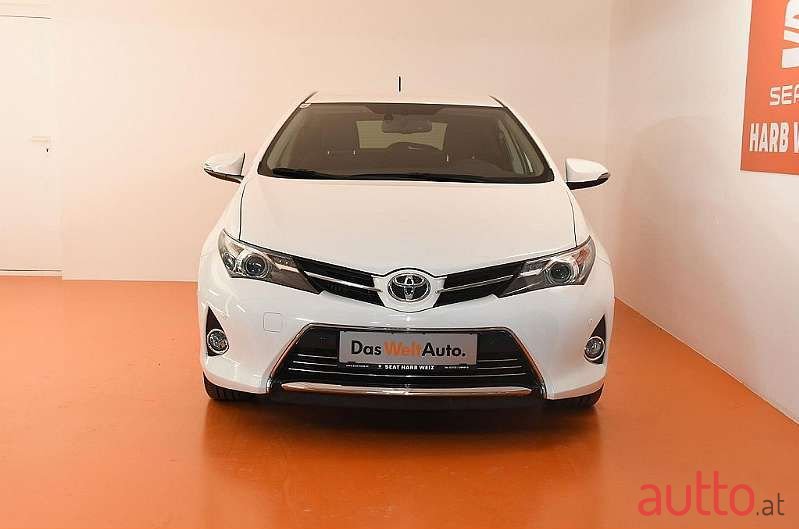 2014' Toyota Auris photo #2