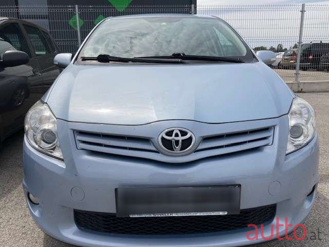 2011' Toyota Auris photo #2