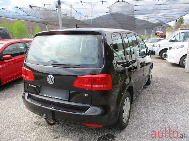 2011' Volkswagen Touran photo #3