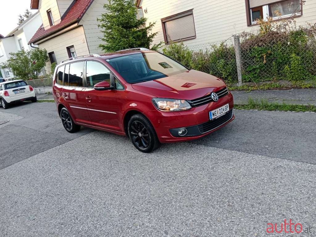 2011' Volkswagen Touran photo #2