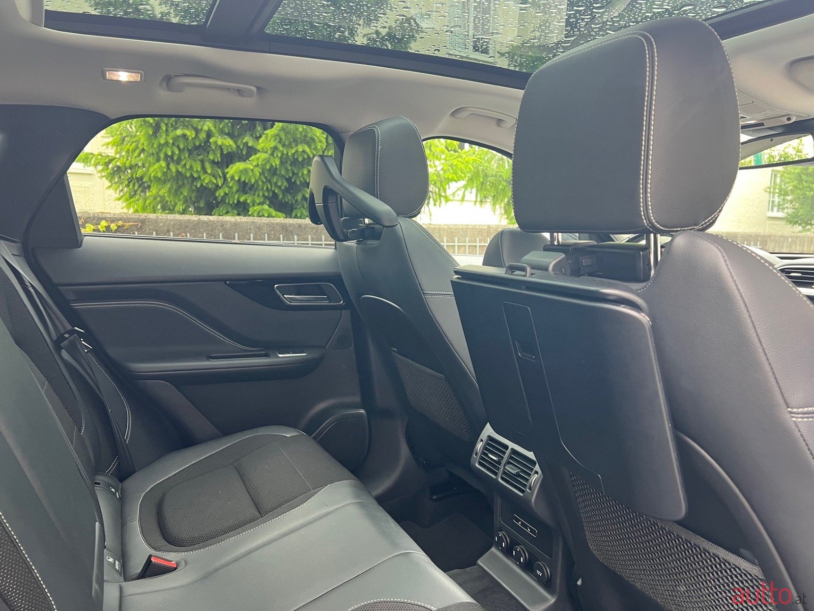 2017' Jaguar F-Pace 20d AWD R-Sport photo #7