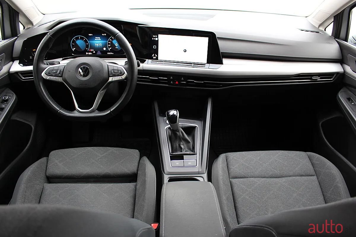 2022' Volkswagen Golf photo #2