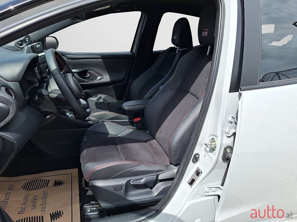 2024' Toyota Yaris photo #2