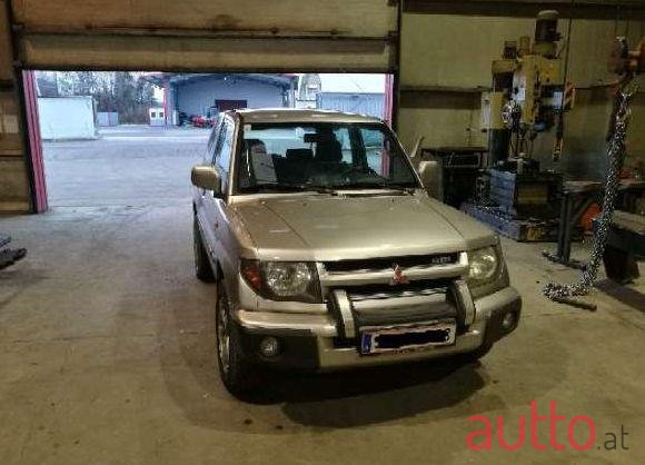 1999' Mitsubishi Pajero photo #1