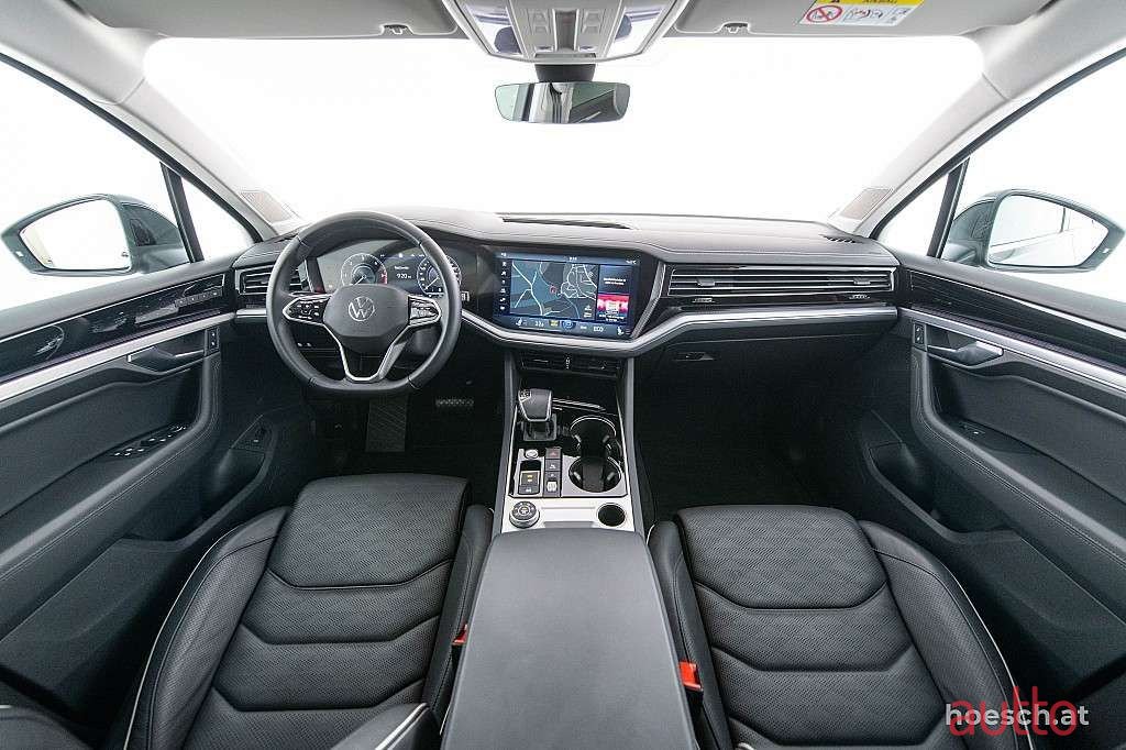 2023' Volkswagen Touareg photo #5