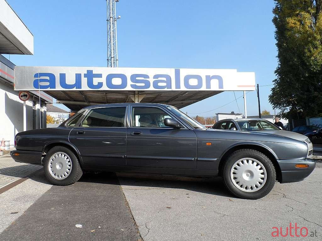 2002' Jaguar XJ photo #1