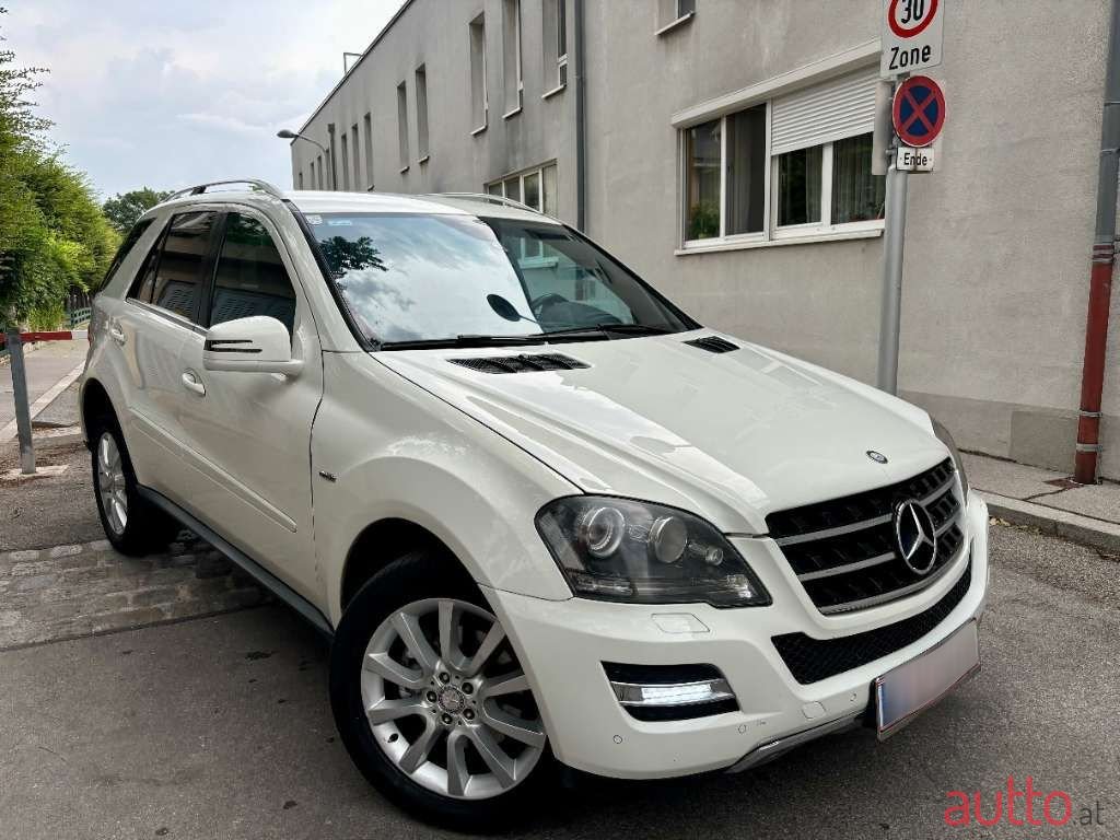 2011' Mercedes-Benz M-Klasse photo #2