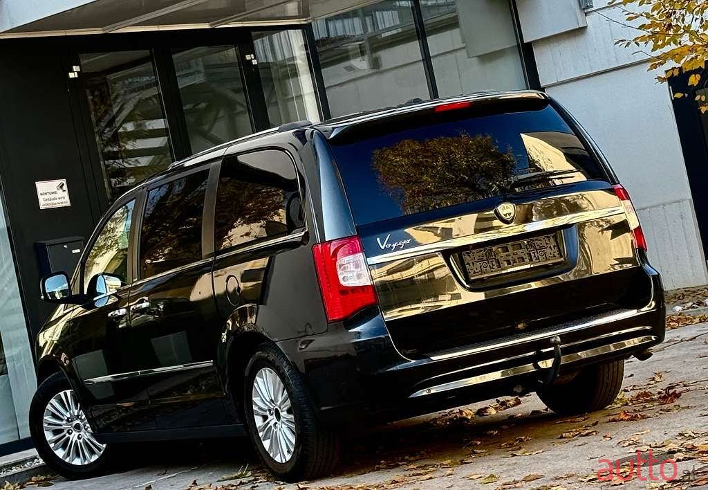 2013' Lancia Voyager photo #6