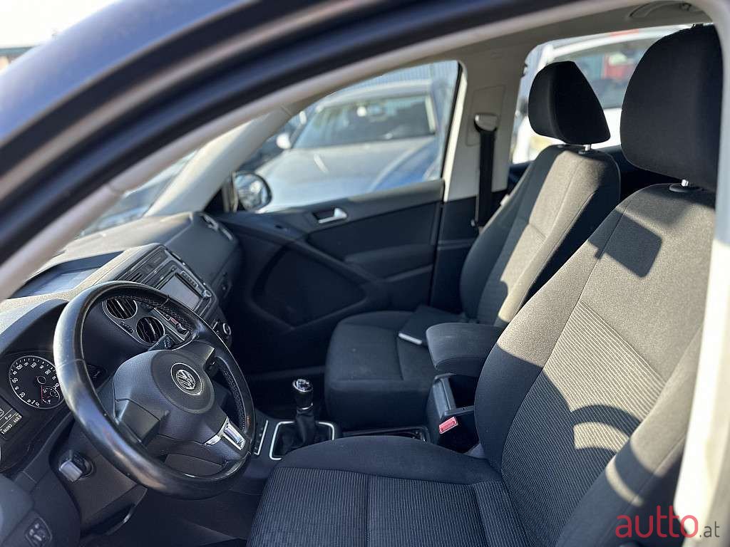 2011' Volkswagen Tiguan photo #5