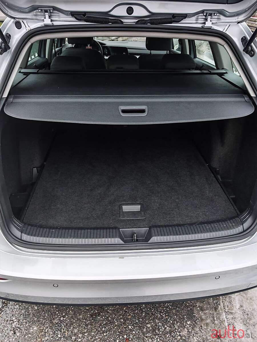 2022' Volkswagen Golf photo #6