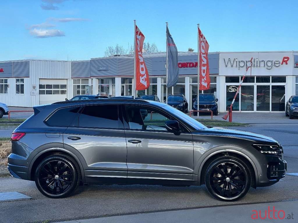 2019' Volkswagen Touareg photo #6