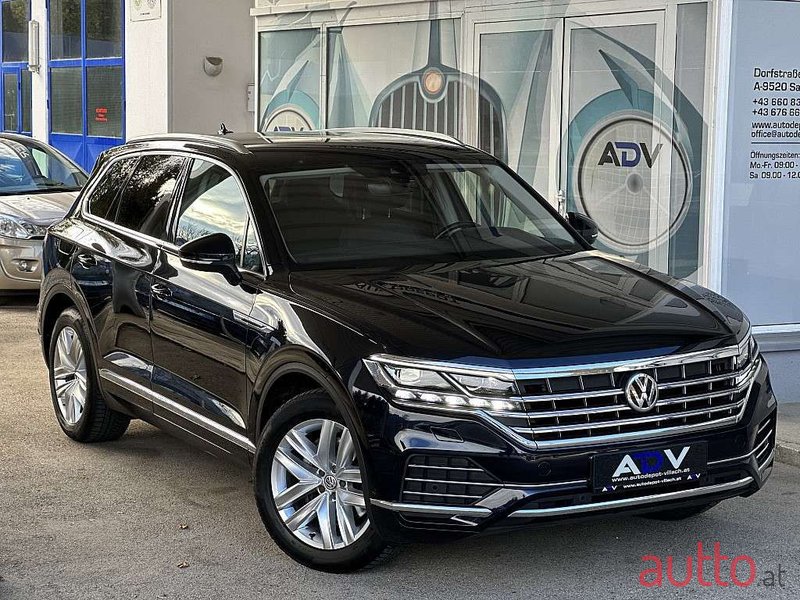 2019' Volkswagen Touareg photo #1