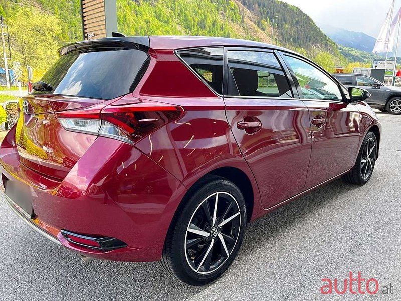 2019' Toyota Auris photo #2