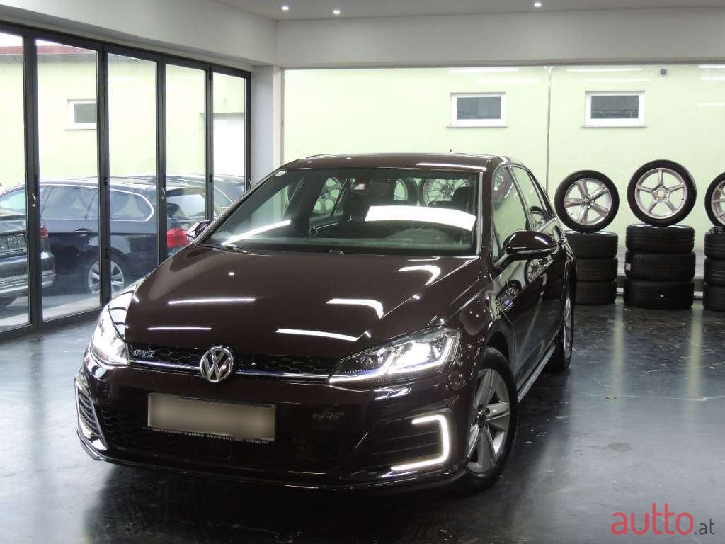 2018' Volkswagen Golf photo #2