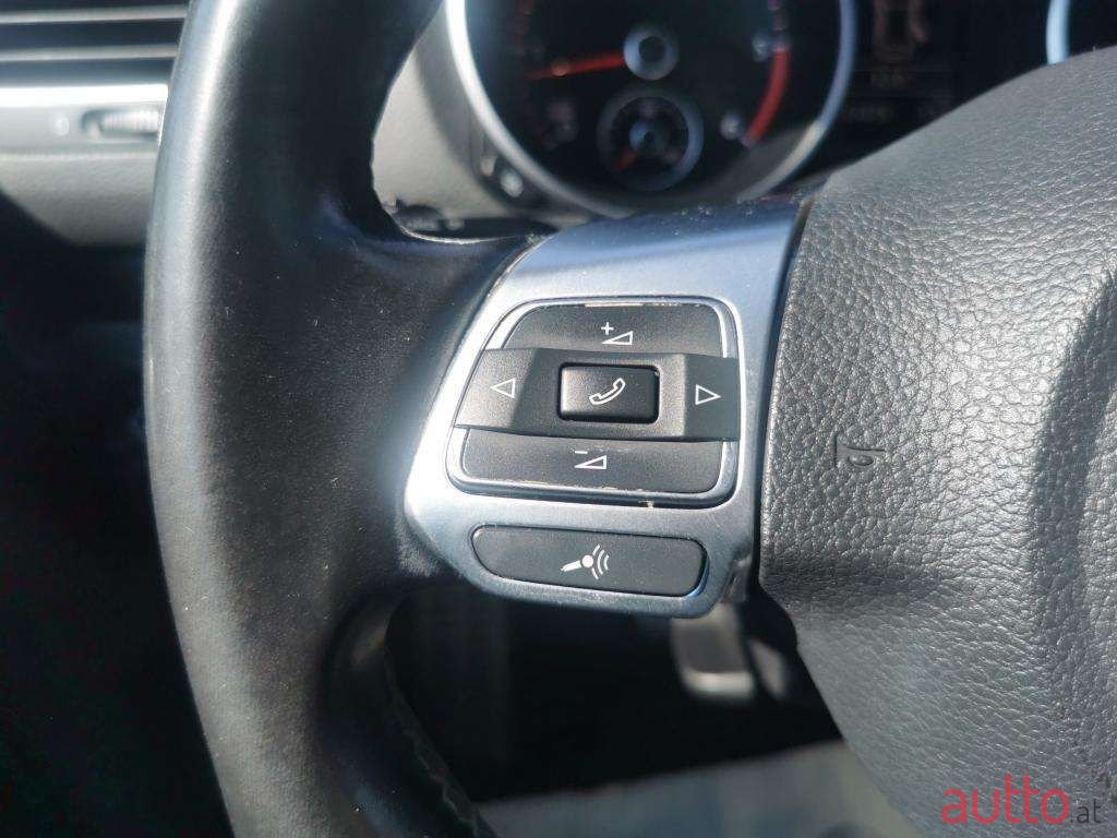 2011' Volkswagen Golf photo #4