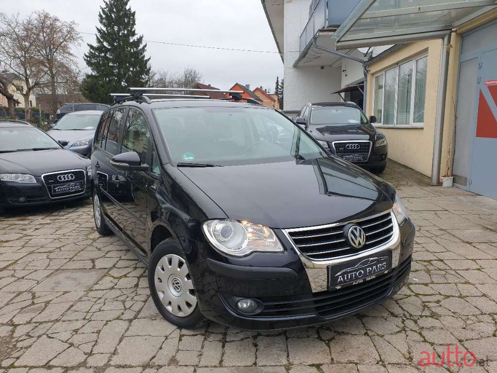 2009' Volkswagen Touran photo #3