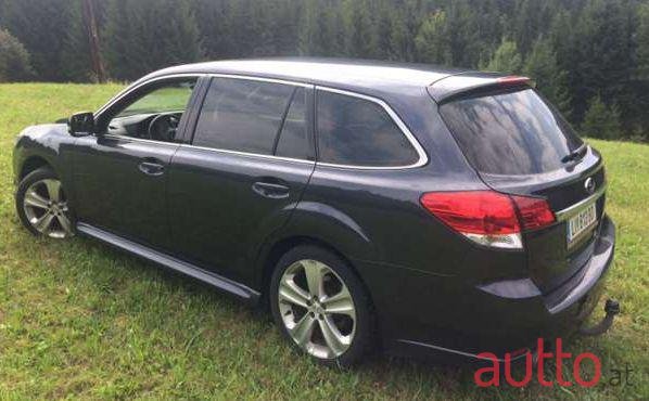 2010' Subaru Legacy photo #2