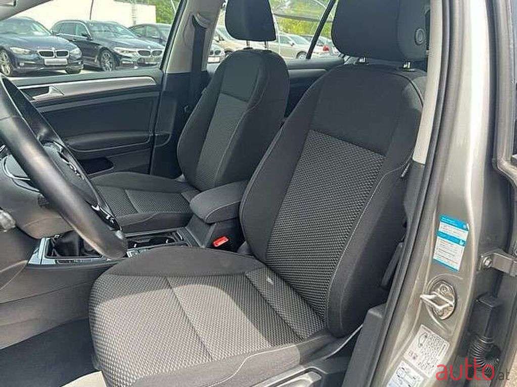 2019' Volkswagen Golf photo #5