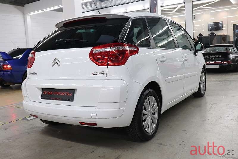 2010' Citroen C4 Picasso photo #6